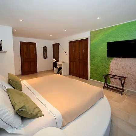 Domaine De La Garde Bed & Breakfast